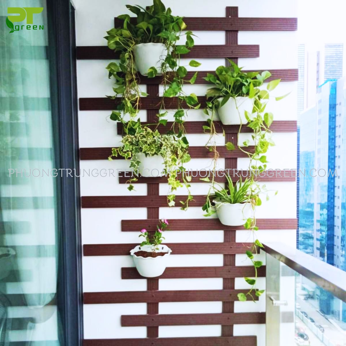Ốp gỗ so le trồng cây ban công
