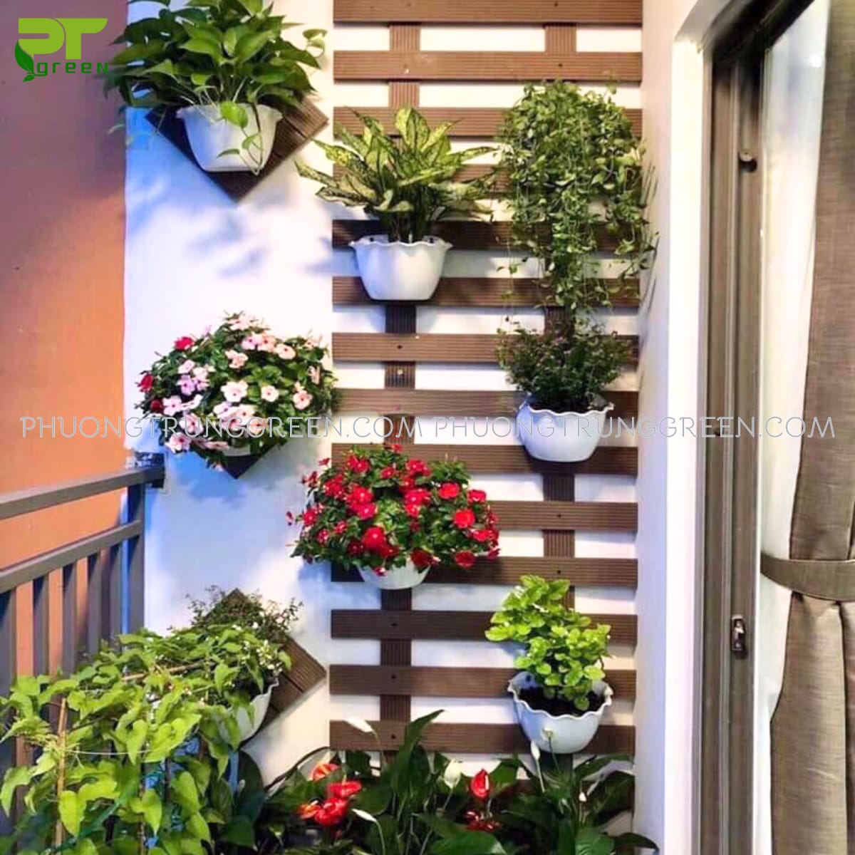 ốp gỗ thanh ngang và chậu treo